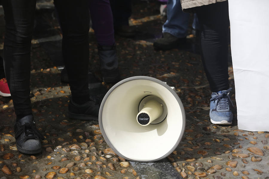 Cientos de personas se concentraron en la plaza Mayor del Ayuntamiento gijonés