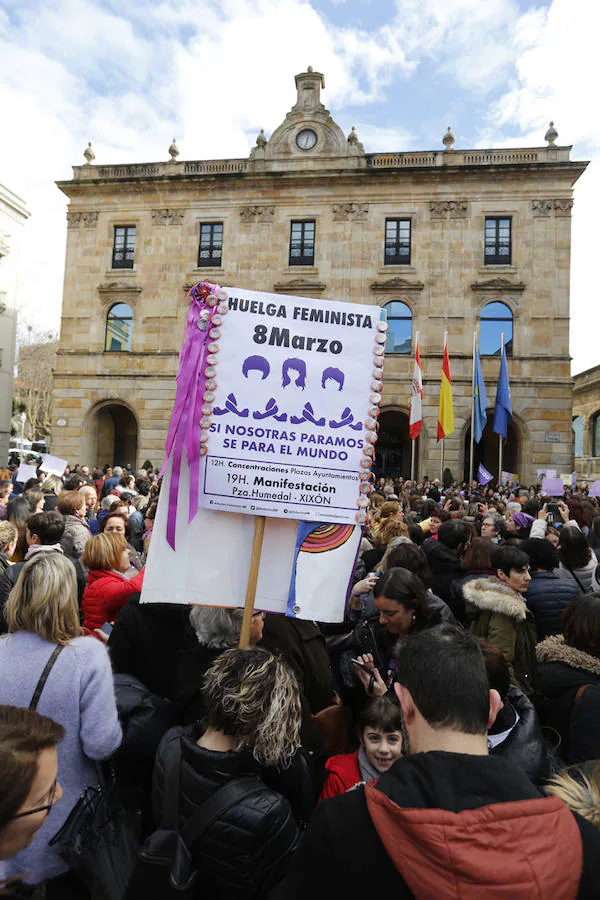 Cientos de personas se concentraron en la plaza Mayor del Ayuntamiento gijonés