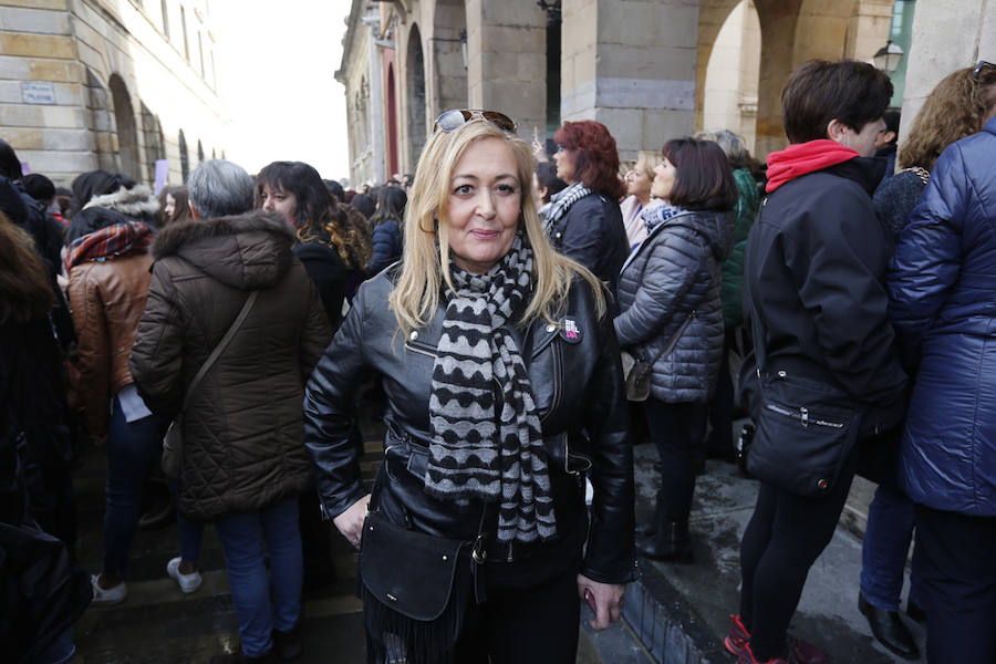 Cientos de personas se concentraron en la plaza Mayor del Ayuntamiento gijonés