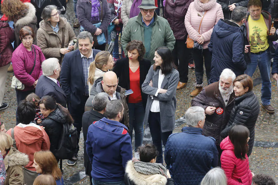 Cientos de personas se concentraron en la plaza Mayor del Ayuntamiento gijonés