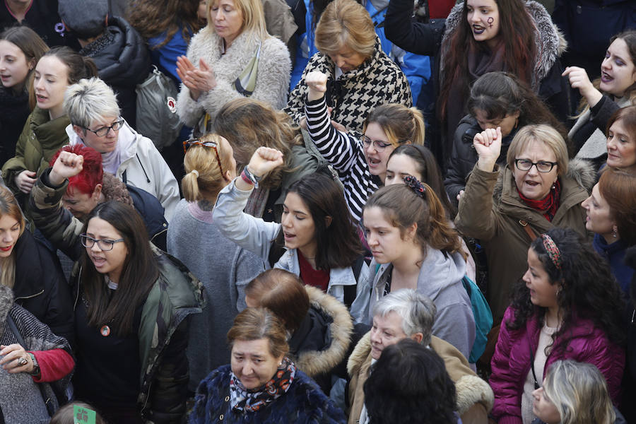 Cientos de personas se concentraron en la plaza Mayor del Ayuntamiento gijonés