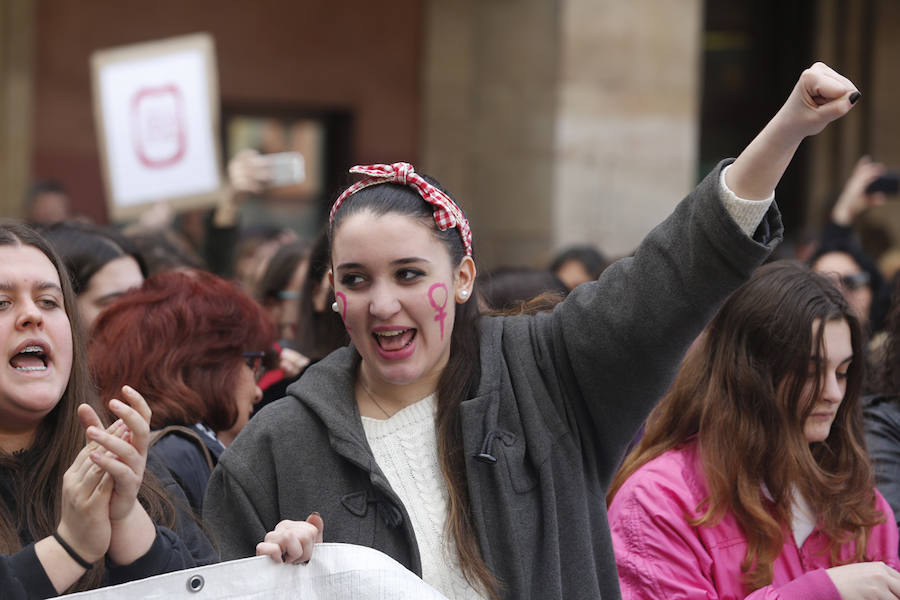 Cientos de personas se concentraron en la plaza Mayor del Ayuntamiento gijonés