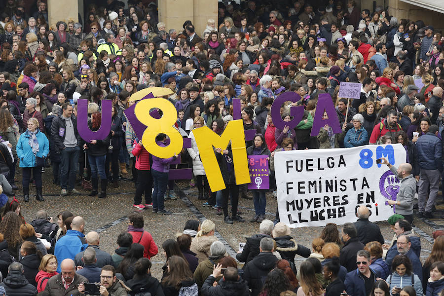 Cientos de personas se concentraron en la plaza Mayor del Ayuntamiento gijonés