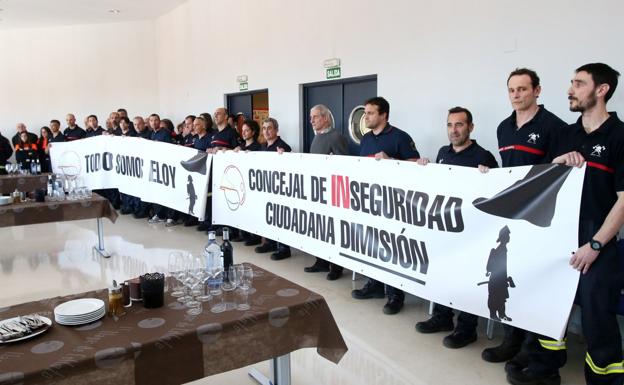 <headline>Bomberos de Oviedo piden la dimisión del edil de Seguridad bajo el lema 'Todos somos Eloy'</headline>