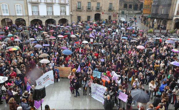 La Policía Local de Avilés cifró más de 2.500 personas la asistencia a la concentración de la plaza España.