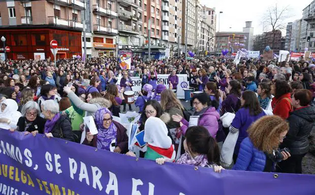 Imagen. Un momento de la masiva manifestación que en la tarde de ayer recorrió las calles del centro de Gijón.