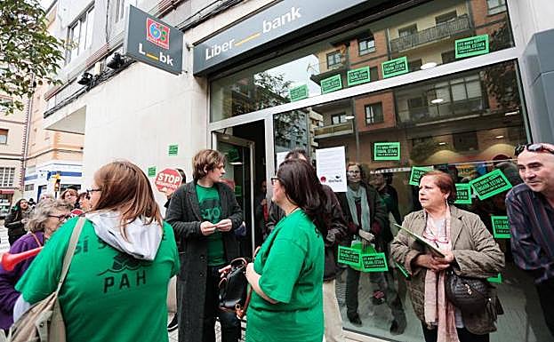 Miembros de la Plataforma de Afectados por la Hipoteca en la sucursal de Liberbank. 