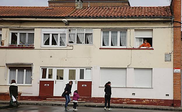 Vista de uno de los bloques de viviendas en el poblado minero.