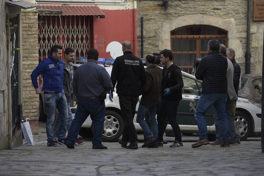 Agentes de la Guardia Civil registran la vivienda de Javier Ledo en Navia. Ha sido detenido como presunto autor del crimen de Paz Fernández Borrego. 