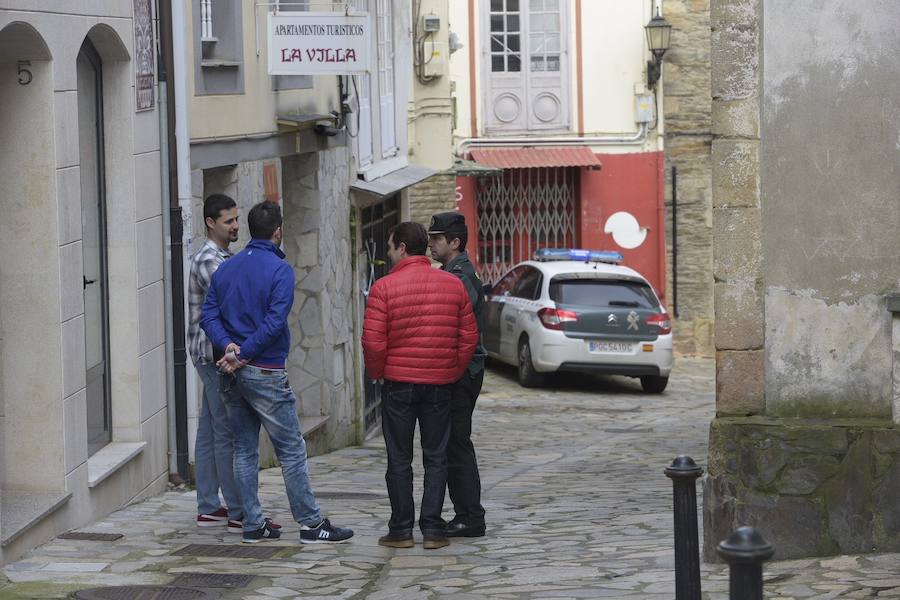 Agentes de la Guardia Civil registran la vivienda de Javier Ledo en Navia. Ha sido detenido como presunto autor del crimen de Paz Fernández Borrego. 