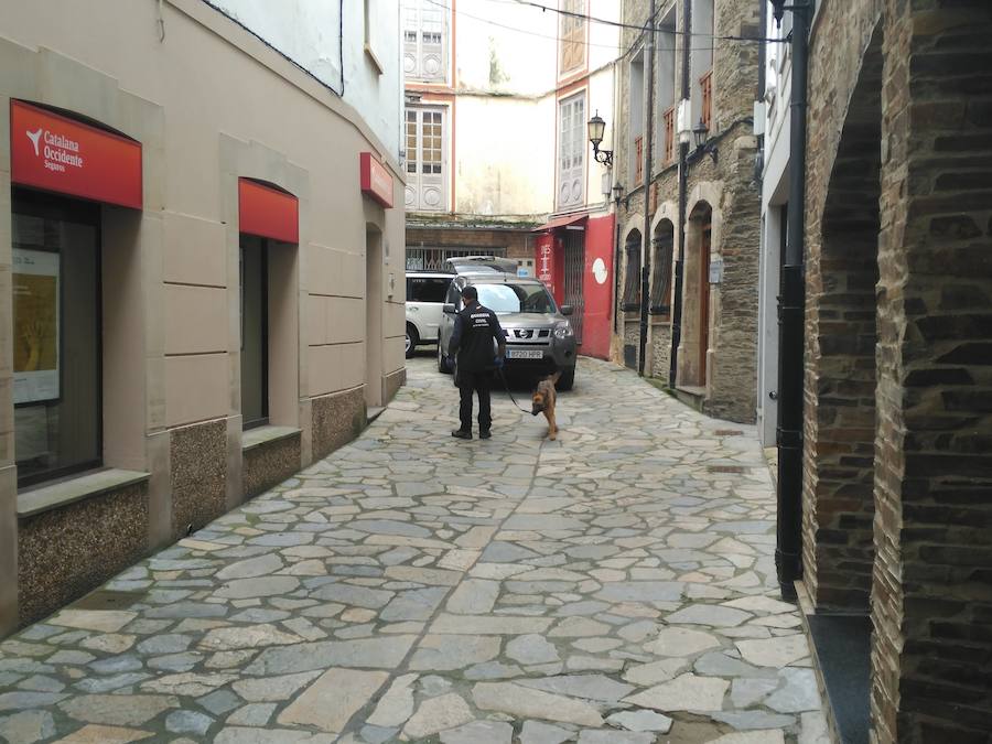 Agentes de la Guardia Civil registran la vivienda de Javier Ledo en Navia. Ha sido detenido como presunto autor del crimen de Paz Fernández Borrego. 