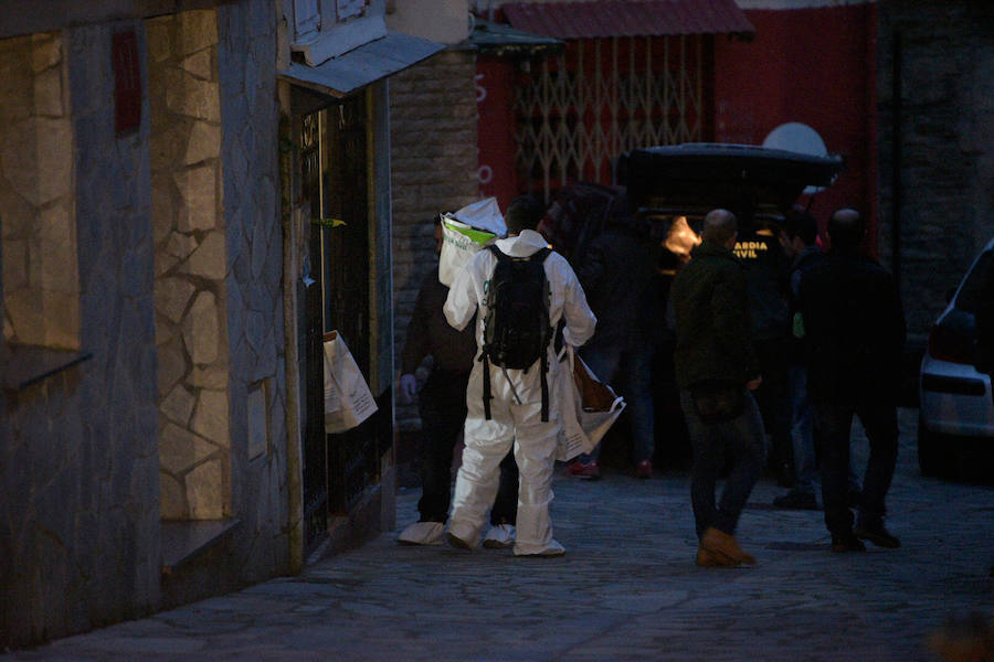 Agentes de la Guardia Civil registran la vivienda de Javier Ledo en Navia. Ha sido detenido como presunto autor del crimen de Paz Fernández Borrego. 