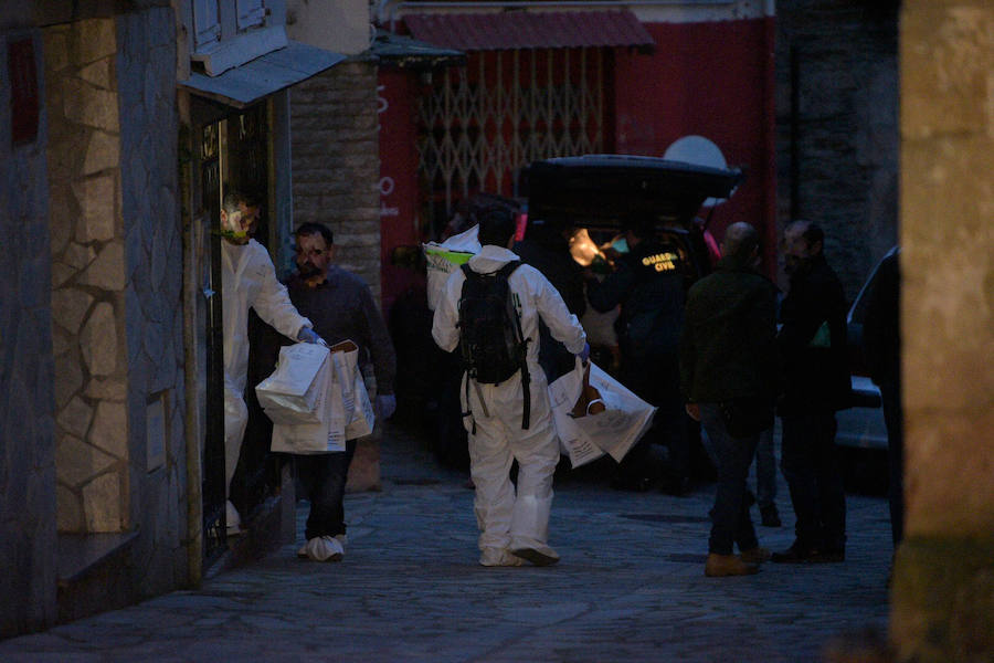 Agentes de la Guardia Civil registran la vivienda de Javier Ledo en Navia. Ha sido detenido como presunto autor del crimen de Paz Fernández Borrego. 