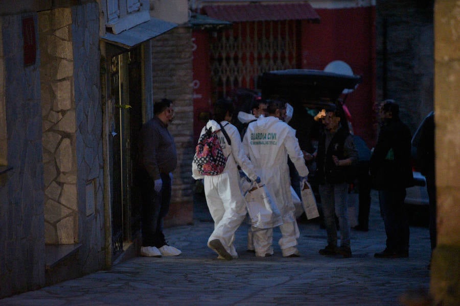 Agentes de la Guardia Civil registran la vivienda de Javier Ledo en Navia. Ha sido detenido como presunto autor del crimen de Paz Fernández Borrego. 