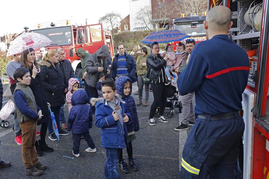 Centenares de personas han disfrutado hoy de la jornada de puertas abiertas del parque de bomberos de Roces. Los más pequeños han sido quienes más han disfrutado de ser bomberos por un día. 