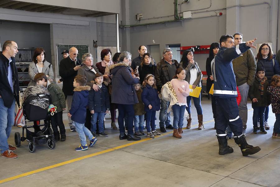 Centenares de personas han disfrutado hoy de la jornada de puertas abiertas del parque de bomberos de Roces. Los más pequeños han sido quienes más han disfrutado de ser bomberos por un día. 