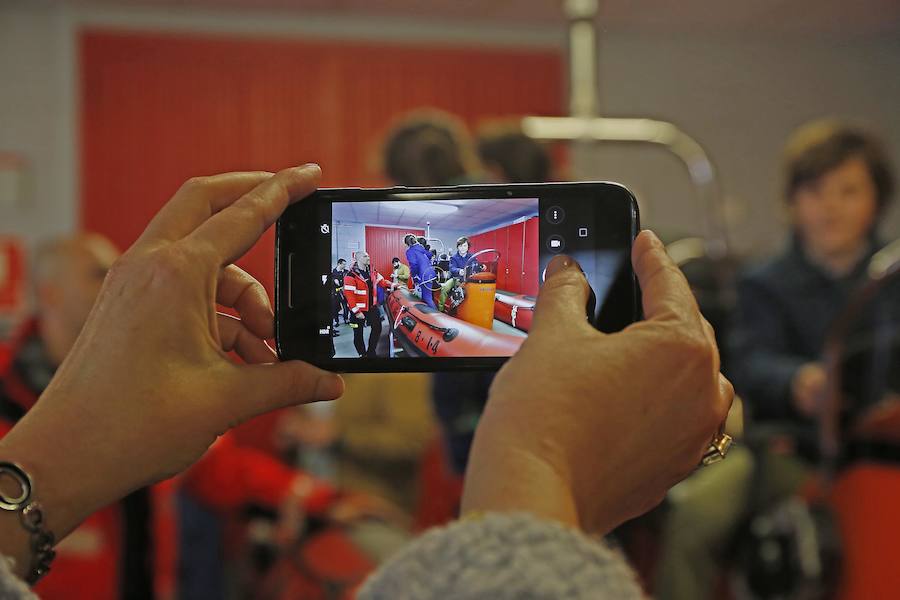 Centenares de personas han disfrutado hoy de la jornada de puertas abiertas del parque de bomberos de Roces. Los más pequeños han sido quienes más han disfrutado de ser bomberos por un día. 