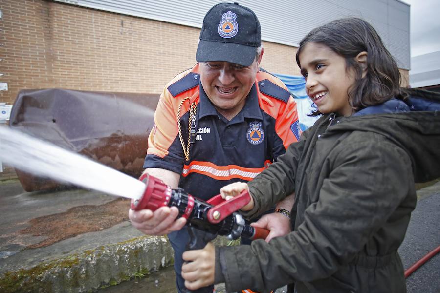 Centenares de personas han disfrutado hoy de la jornada de puertas abiertas del parque de bomberos de Roces. Los más pequeños han sido quienes más han disfrutado de ser bomberos por un día. 