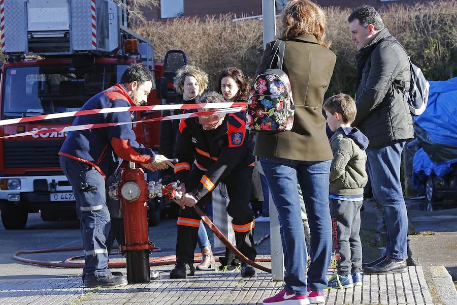 Centenares de personas han disfrutado hoy de la jornada de puertas abiertas del parque de bomberos de Roces. Los más pequeños han sido quienes más han disfrutado de ser bomberos por un día. 