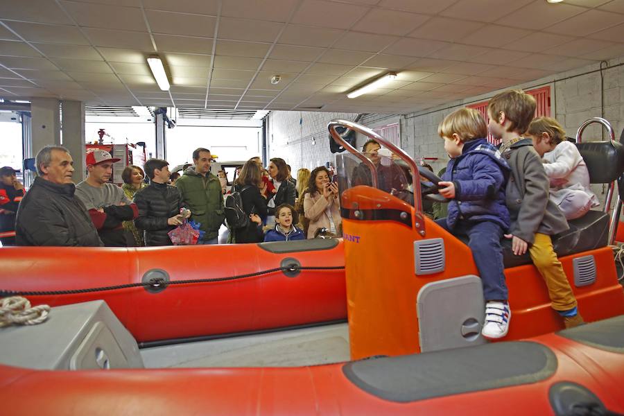 Centenares de personas han disfrutado hoy de la jornada de puertas abiertas del parque de bomberos de Roces. Los más pequeños han sido quienes más han disfrutado de ser bomberos por un día. 