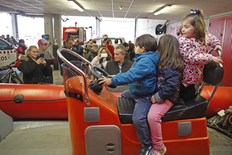 Centenares de personas han disfrutado hoy de la jornada de puertas abiertas del parque de bomberos de Roces. Los más pequeños han sido quienes más han disfrutado de ser bomberos por un día. 