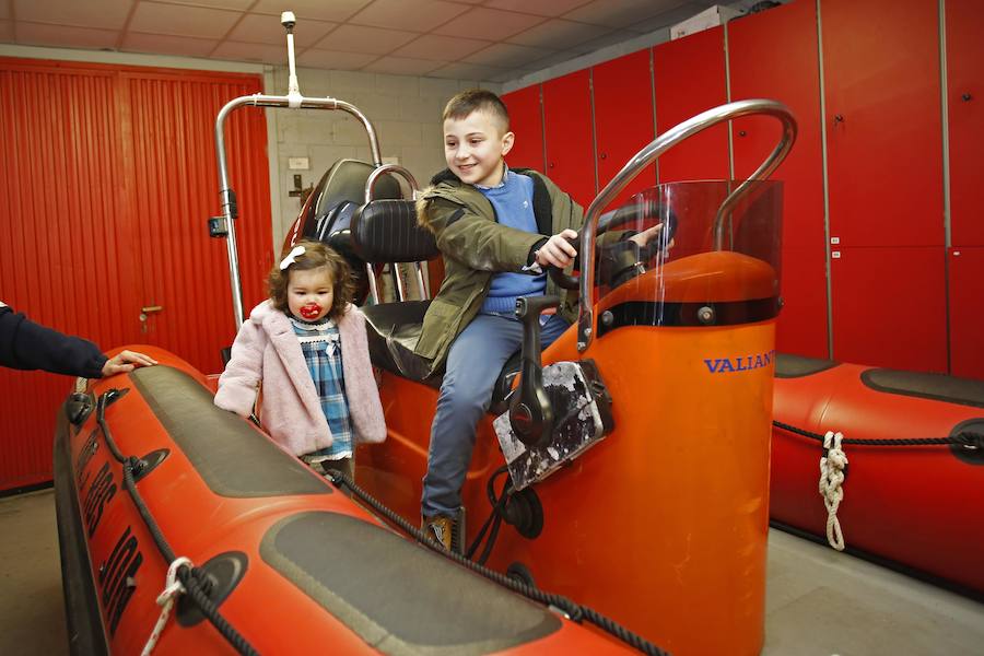 Centenares de personas han disfrutado hoy de la jornada de puertas abiertas del parque de bomberos de Roces. Los más pequeños han sido quienes más han disfrutado de ser bomberos por un día. 