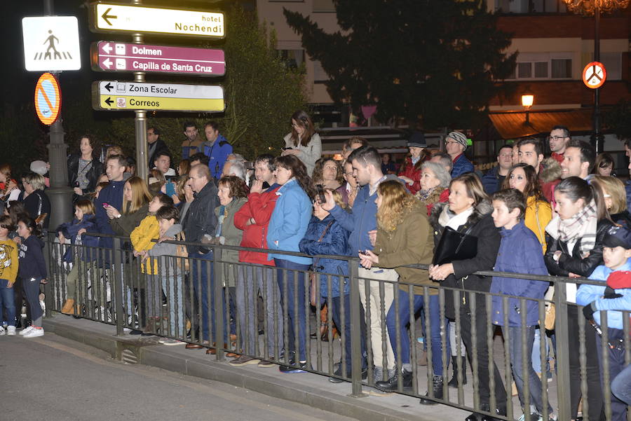 Lleno total en las calles canguesas, por las que desfilaron disfraces de temática 'western', acompañados de animales de diversas especies.