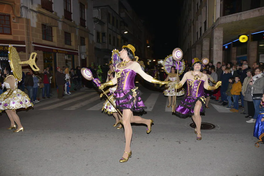 Lleno total en las calles canguesas, por las que desfilaron disfraces de temática 'western', acompañados de animales de diversas especies.