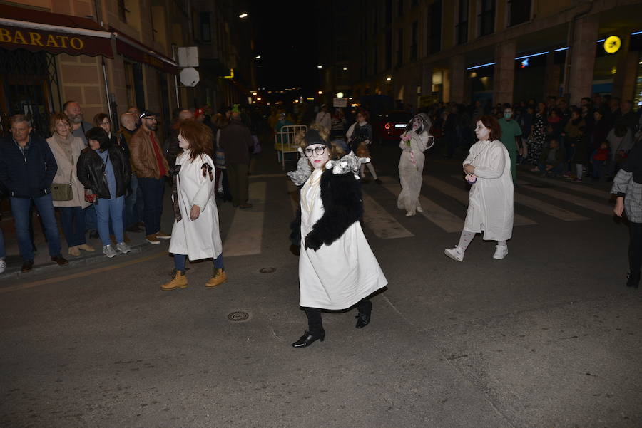 Lleno total en las calles canguesas, por las que desfilaron disfraces de temática 'western', acompañados de animales de diversas especies.