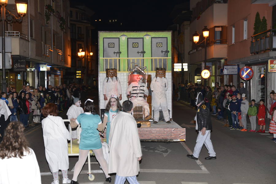 Lleno total en las calles canguesas, por las que desfilaron disfraces de temática 'western', acompañados de animales de diversas especies.