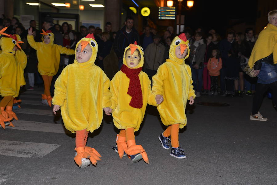 Lleno total en las calles canguesas, por las que desfilaron disfraces de temática 'western', acompañados de animales de diversas especies.