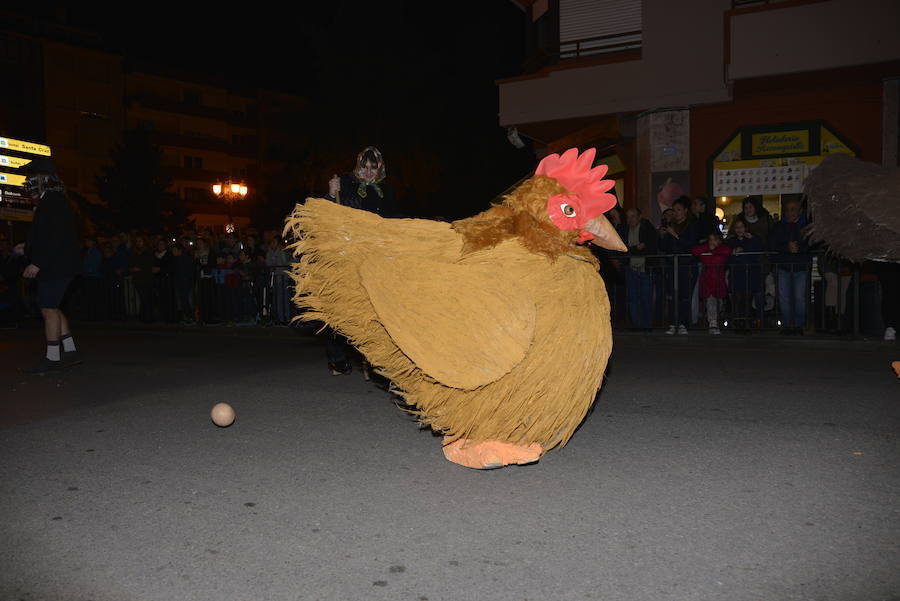 Lleno total en las calles canguesas, por las que desfilaron disfraces de temática 'western', acompañados de animales de diversas especies.