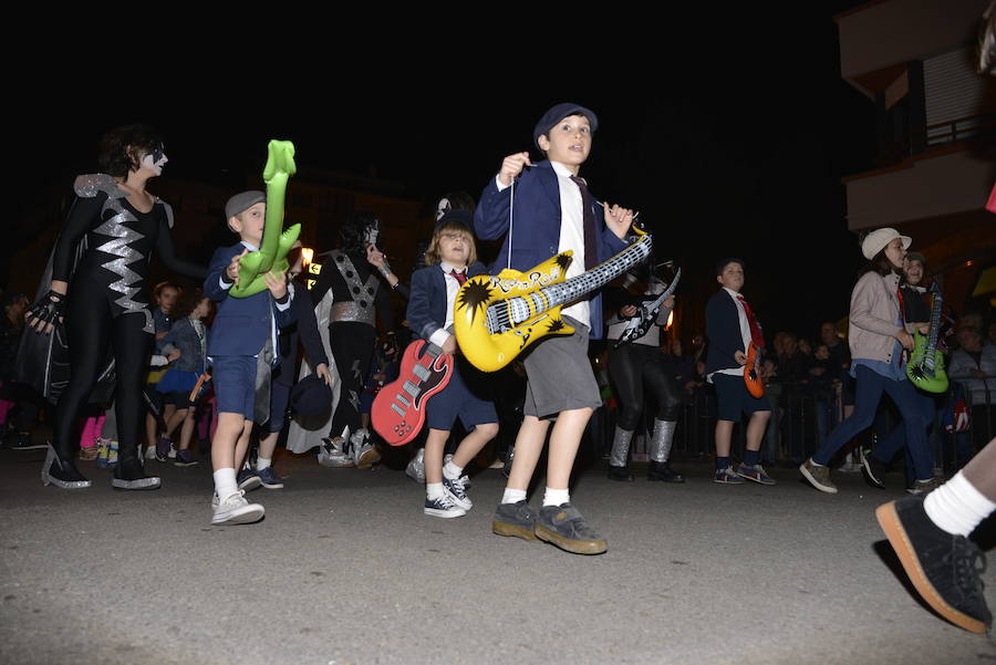 Lleno total en las calles canguesas, por las que desfilaron disfraces de temática 'western', acompañados de animales de diversas especies.