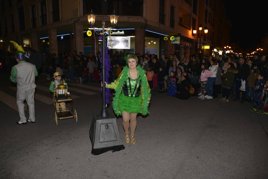 Lleno total en las calles canguesas, por las que desfilaron disfraces de temática 'western', acompañados de animales de diversas especies.