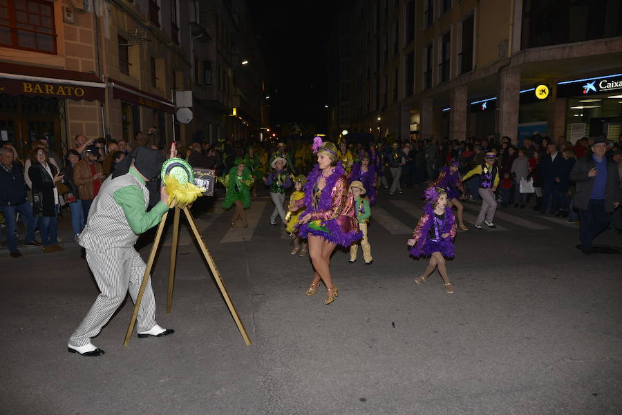Lleno total en las calles canguesas, por las que desfilaron disfraces de temática 'western', acompañados de animales de diversas especies.