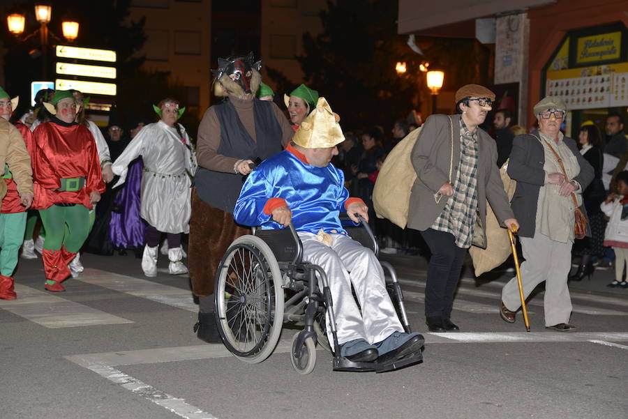 Lleno total en las calles canguesas, por las que desfilaron disfraces de temática 'western', acompañados de animales de diversas especies.