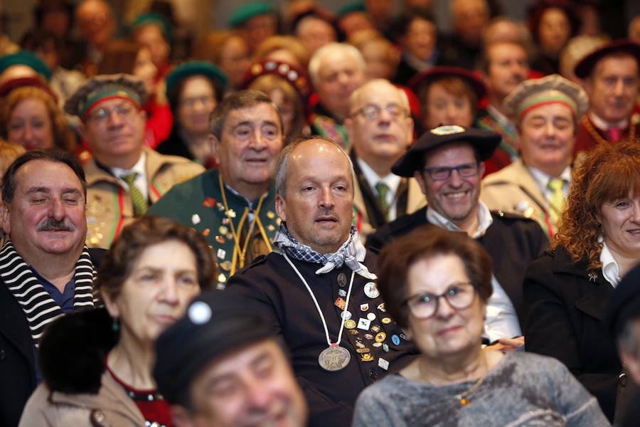 La Cofradía del Oriciu ha reunido en Gijón unas 200 personas con motivo de su VI Gran Capítulo, en el que se ha distinguido al Centro Asturiano de Madrid, Jesús Castro y José A. Fidalgo.