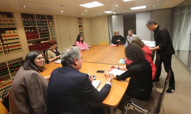 La reunión de la comisión de investigación sobre el contrato del agua ayer en el Ayuntamiento. 