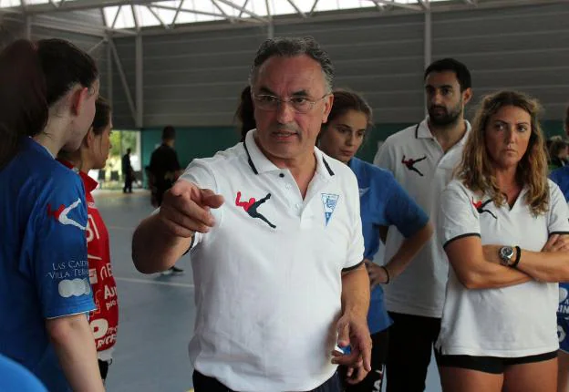 El técnico Manolo Díaz. 