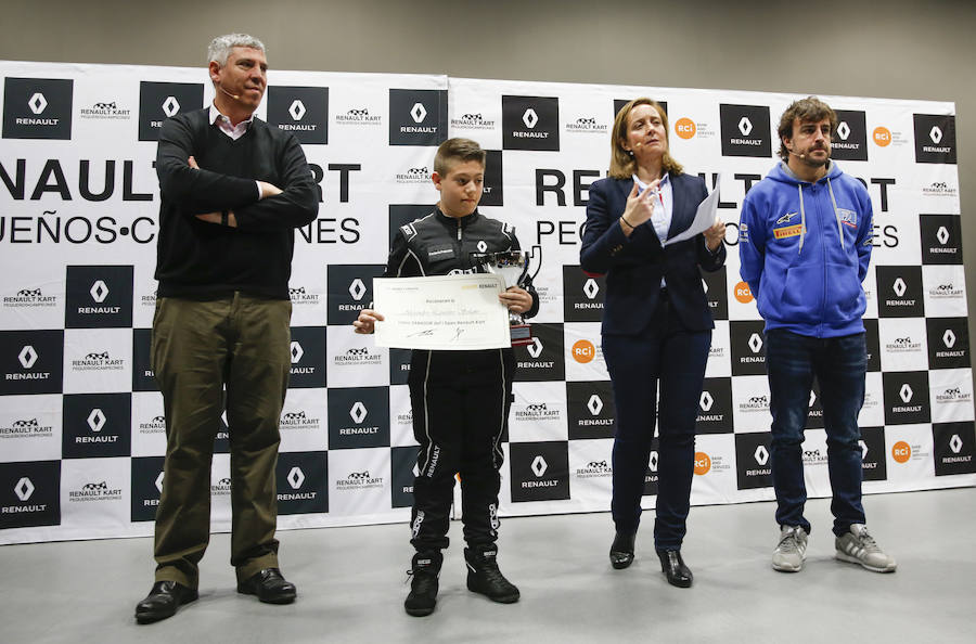 Fernando Alonso ha presidido en el circuito de La Morgal la entrega de premios de la primera edición de 'Renault Kart Pequeños Campeones', un programa de la compañía para hijos de sus empleados. Han participado 300 menores. 