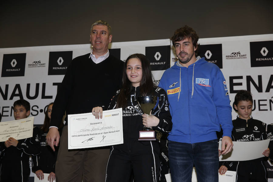 Fernando Alonso ha presidido en el circuito de La Morgal la entrega de premios de la primera edición de 'Renault Kart Pequeños Campeones', un programa de la compañía para hijos de sus empleados. Han participado 300 menores. 