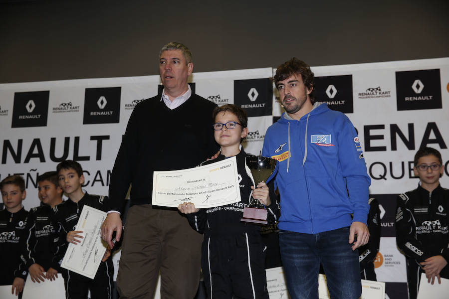 Fernando Alonso ha presidido en el circuito de La Morgal la entrega de premios de la primera edición de 'Renault Kart Pequeños Campeones', un programa de la compañía para hijos de sus empleados. Han participado 300 menores. 