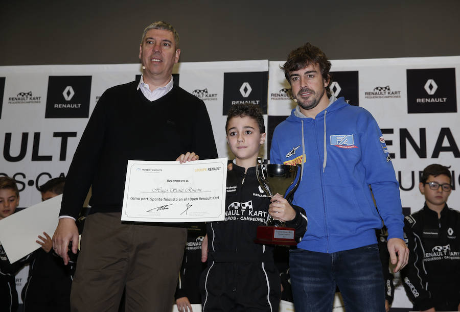 Fernando Alonso ha presidido en el circuito de La Morgal la entrega de premios de la primera edición de 'Renault Kart Pequeños Campeones', un programa de la compañía para hijos de sus empleados. Han participado 300 menores. 