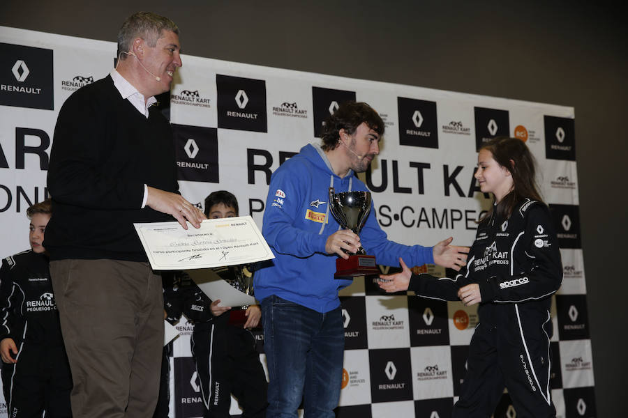 Fernando Alonso ha presidido en el circuito de La Morgal la entrega de premios de la primera edición de 'Renault Kart Pequeños Campeones', un programa de la compañía para hijos de sus empleados. Han participado 300 menores. 