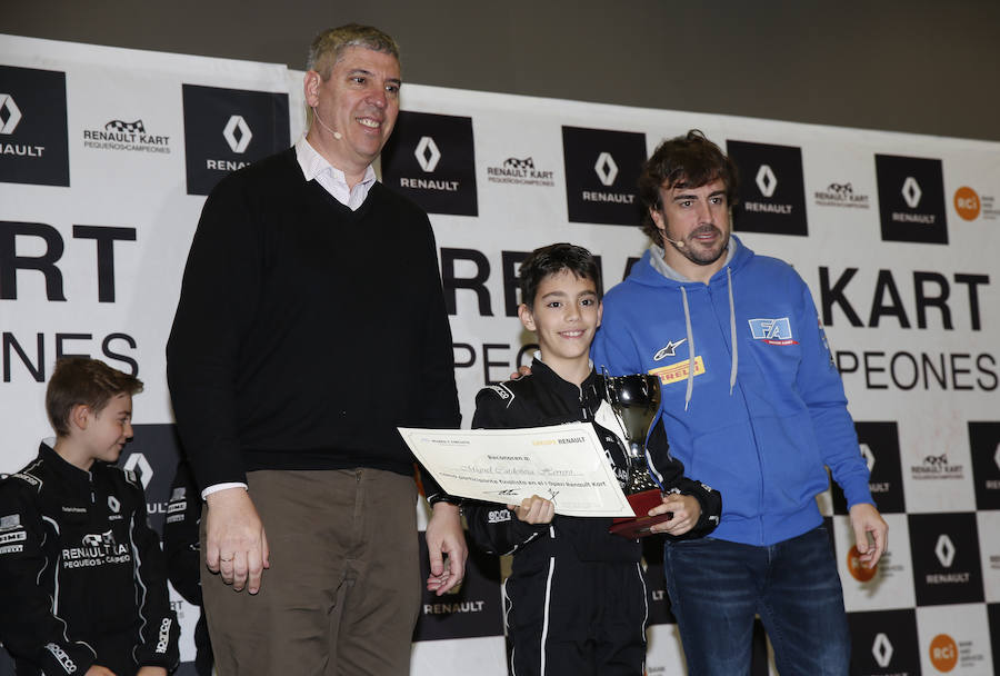 Fernando Alonso ha presidido en el circuito de La Morgal la entrega de premios de la primera edición de 'Renault Kart Pequeños Campeones', un programa de la compañía para hijos de sus empleados. Han participado 300 menores. 