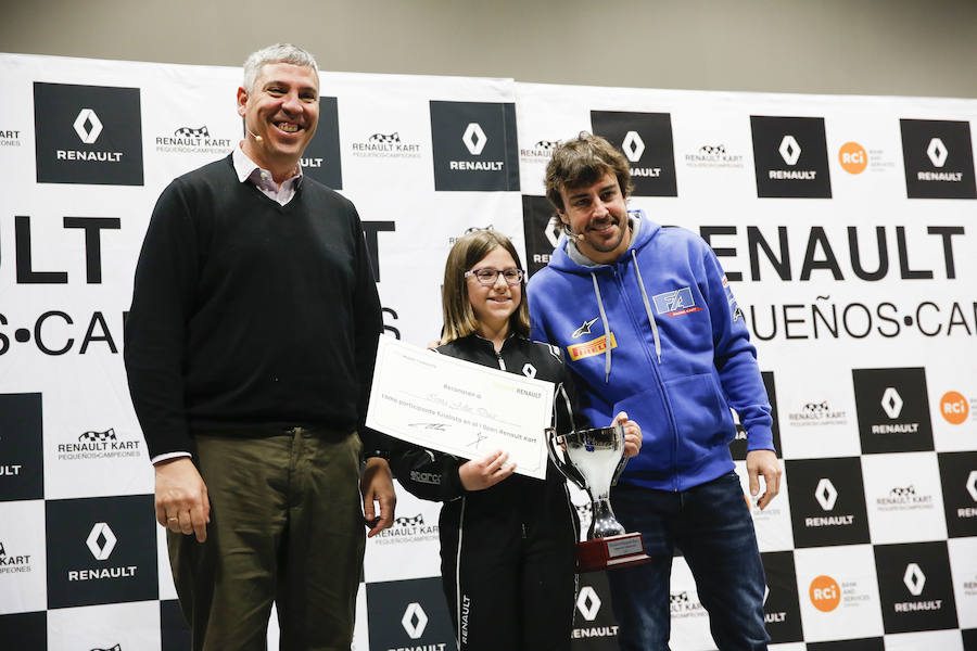 Fernando Alonso ha presidido en el circuito de La Morgal la entrega de premios de la primera edición de 'Renault Kart Pequeños Campeones', un programa de la compañía para hijos de sus empleados. Han participado 300 menores. 