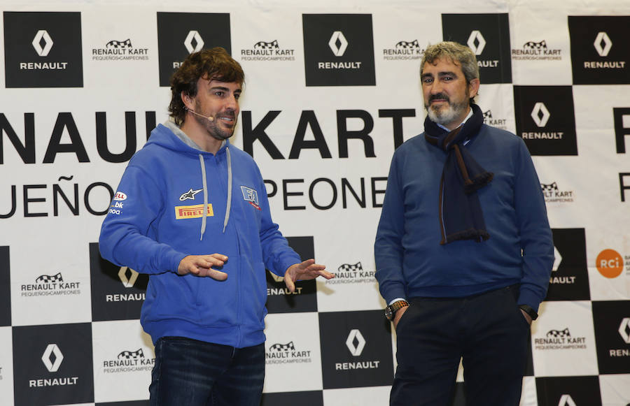 Fernando Alonso ha presidido en el circuito de La Morgal la entrega de premios de la primera edición de 'Renault Kart Pequeños Campeones', un programa de la compañía para hijos de sus empleados. Han participado 300 menores. 