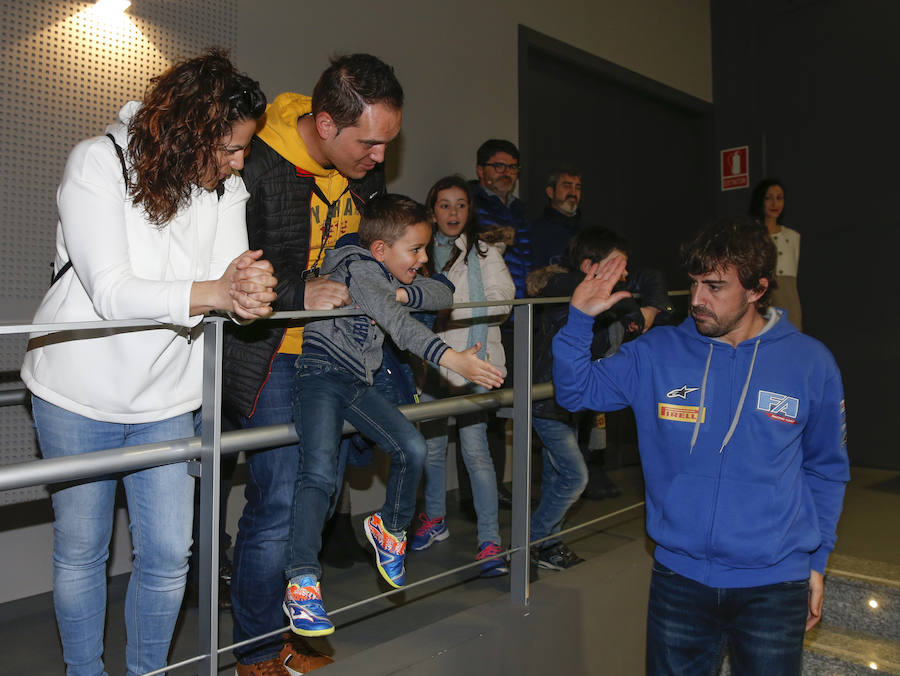 Fernando Alonso ha presidido en el circuito de La Morgal la entrega de premios de la primera edición de 'Renault Kart Pequeños Campeones', un programa de la compañía para hijos de sus empleados. Han participado 300 menores. 