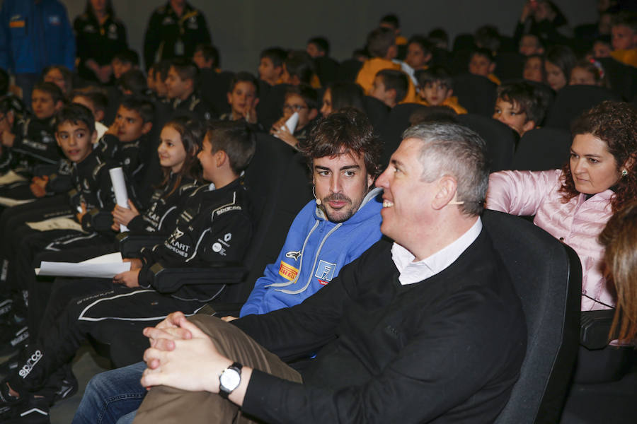 Fernando Alonso ha presidido en el circuito de La Morgal la entrega de premios de la primera edición de 'Renault Kart Pequeños Campeones', un programa de la compañía para hijos de sus empleados. Han participado 300 menores. 