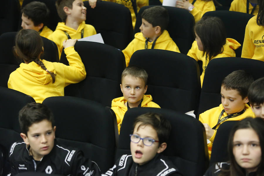 Fernando Alonso ha presidido en el circuito de La Morgal la entrega de premios de la primera edición de 'Renault Kart Pequeños Campeones', un programa de la compañía para hijos de sus empleados. Han participado 300 menores. 